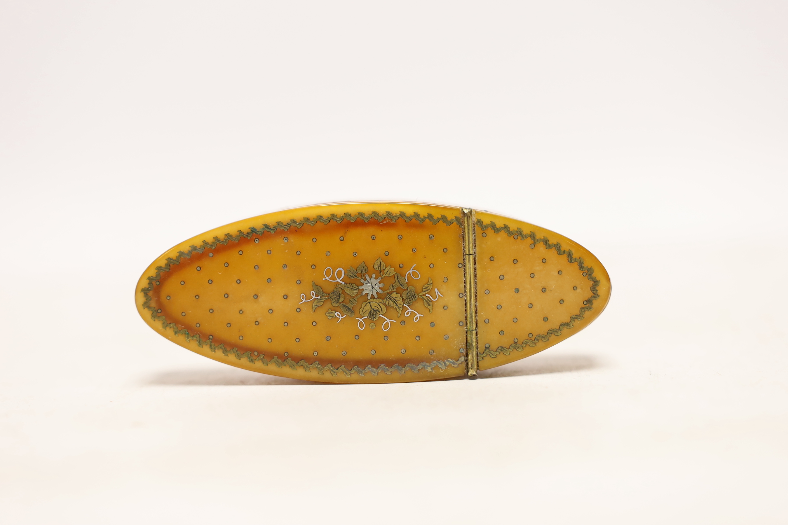 A George III horn and mixed metal inlaid snuff box, 9.3cm long